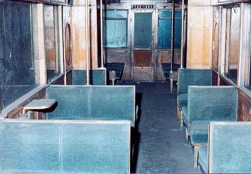 Das Innere des Wagens 515 mit Quersitzen