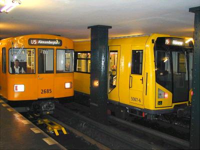 U-Bhf. Alexanderplatz mit einem H- und einem F-79.2-Zug - Bild: Jochen Kuttler